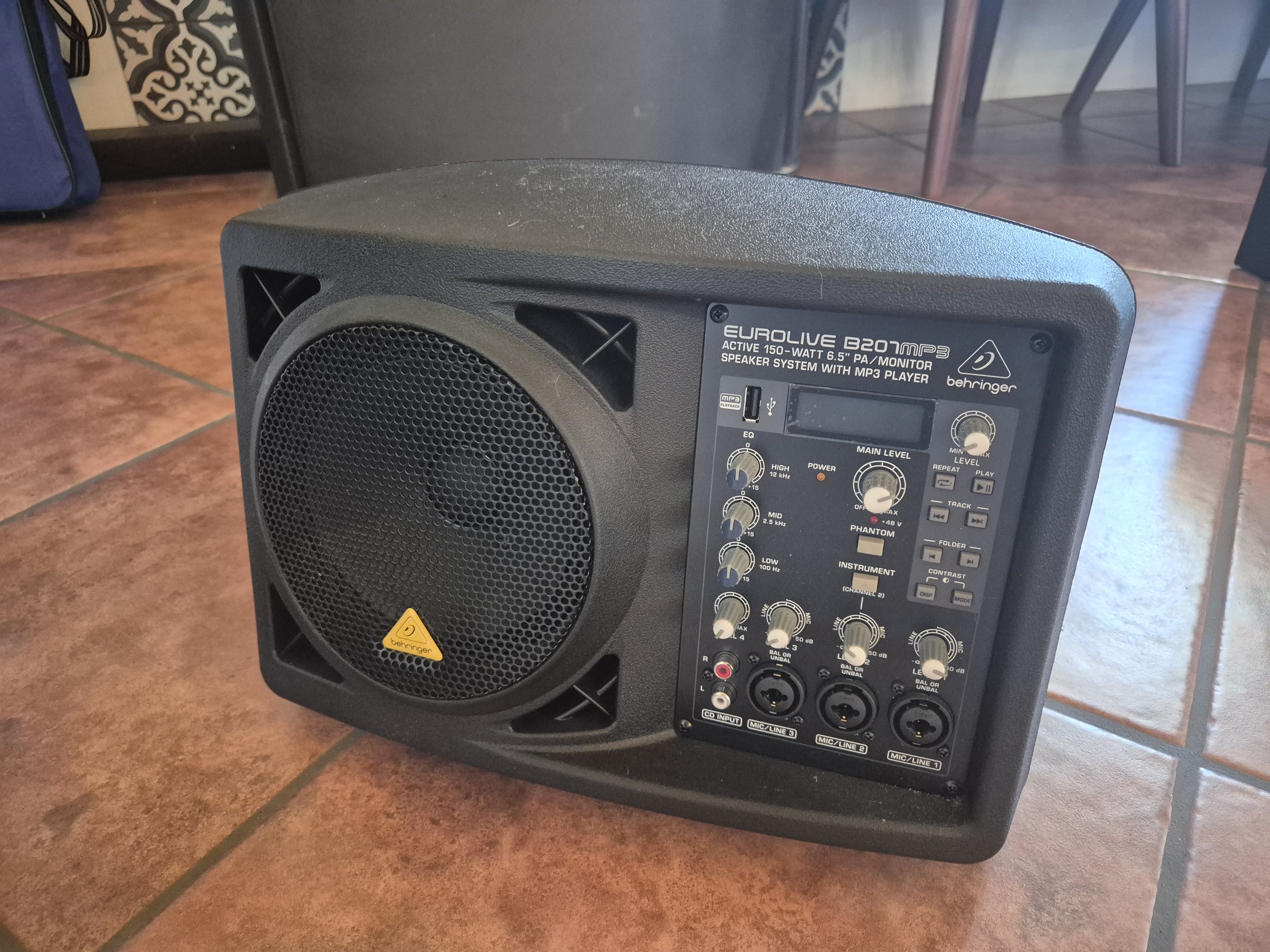 Behringer Eurolive B207MP3 150W Active PA / Monitor Speaker + Shure Mic Bundle