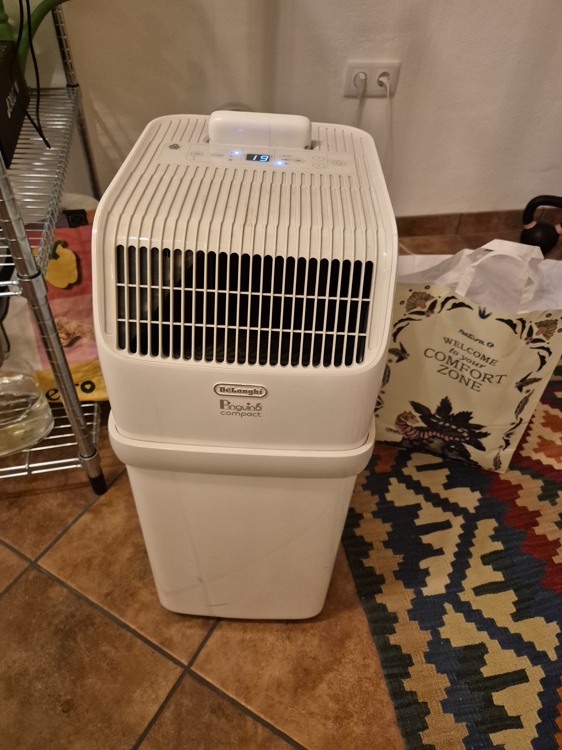 De'Longhi Pinguino Compact Portable Air Conditioner (PAC ES72 CLASSIC - 8,300 BTU)