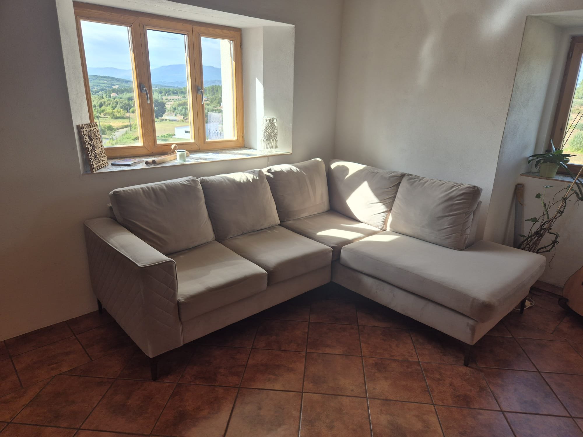 Contemporary Beige Velvet Corner L-Shaped Sofa with Diamond-Quilted Arms