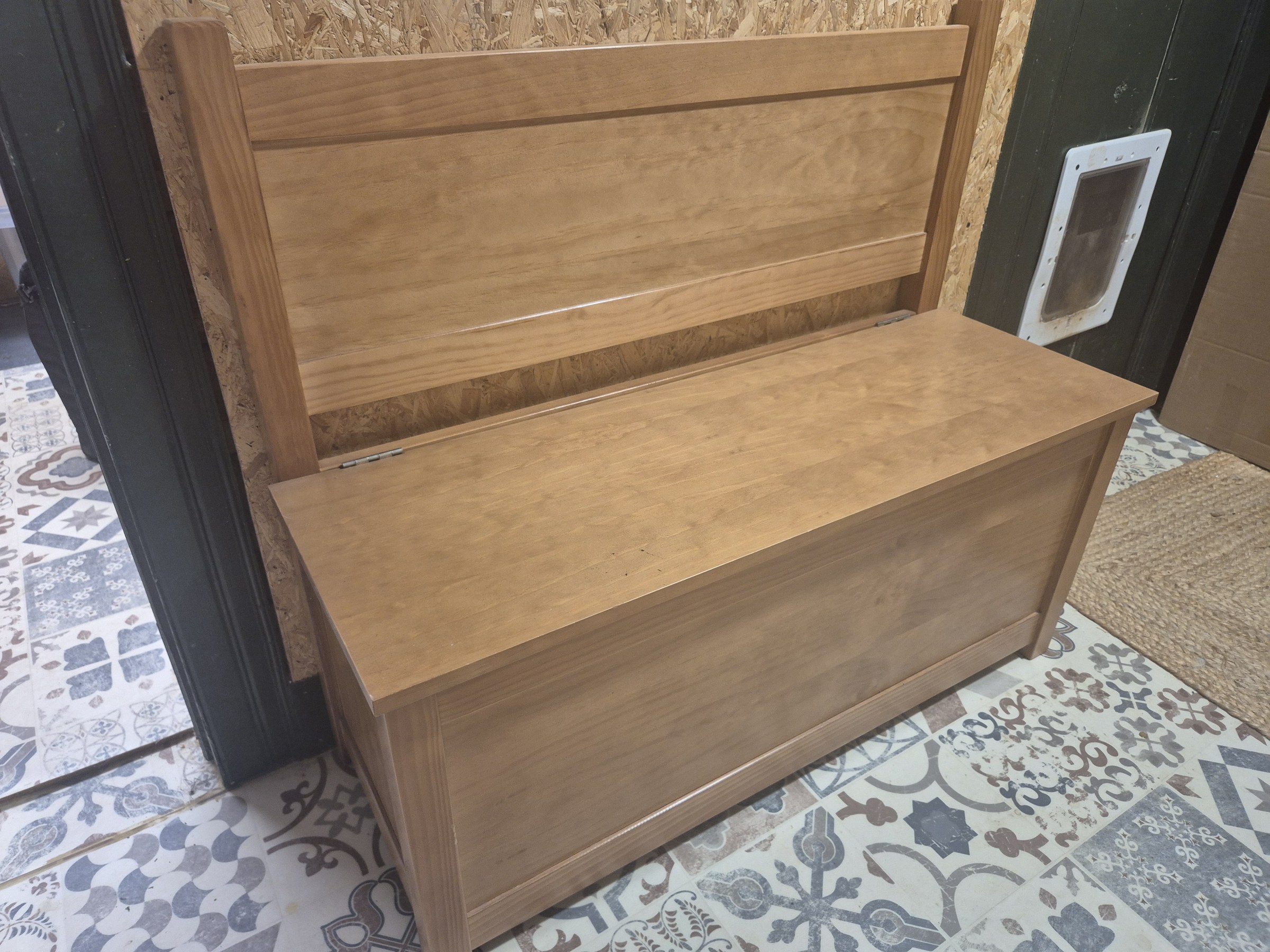 Wooden Monk's Bench with Lift-Up Storage (Banco Baú de Madeira)