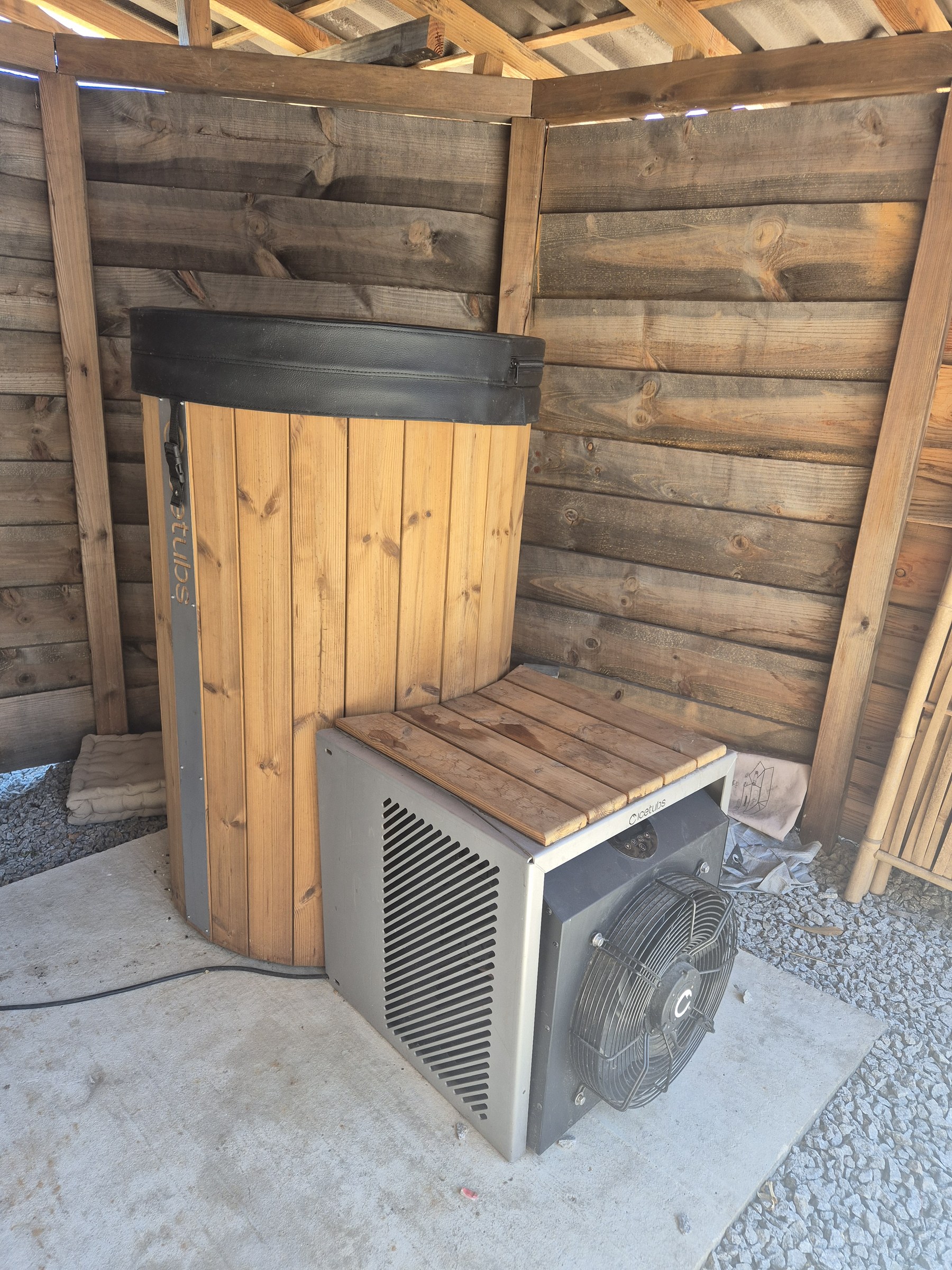 Icetubs IceBarrel cold plunge with heating, thermo cover and engine protector